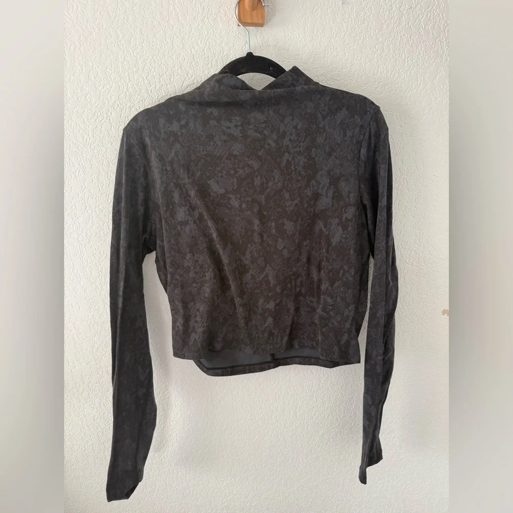 lululemon athletica Long Sleeve Cropped Top - Charcoal snakeskin Black Print